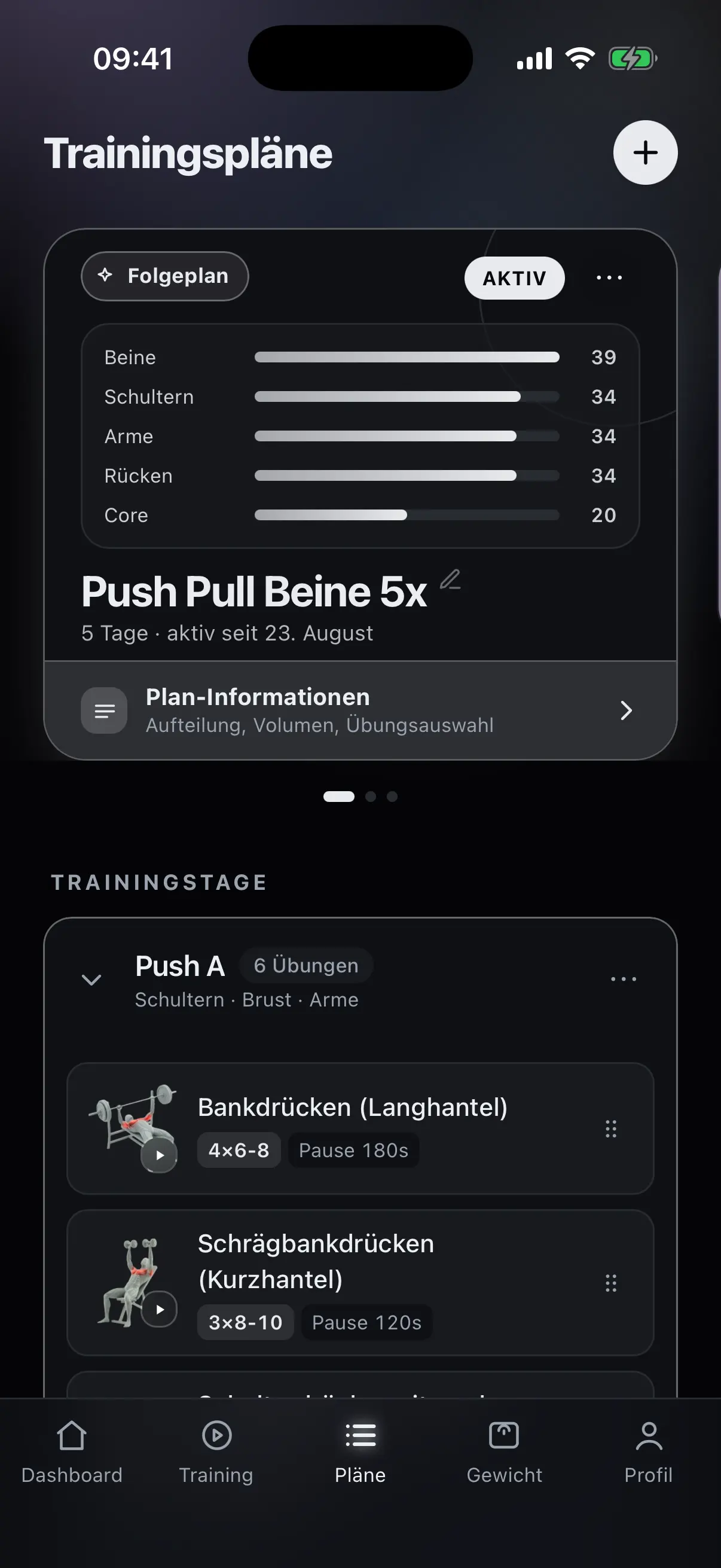 Aufgeklappter Trainingstag mit Übungen, Sätzen, Wiederholungen und Pausenzeiten
